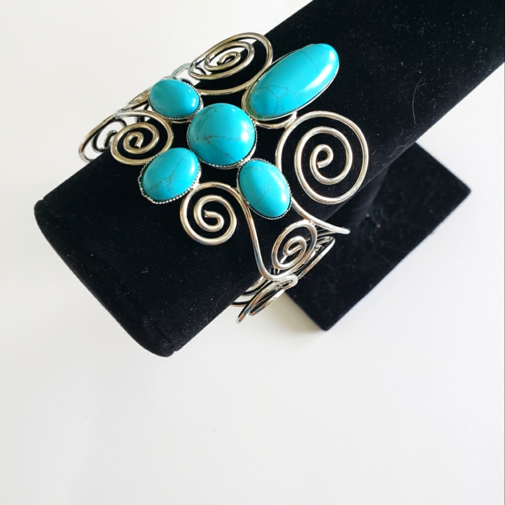 NEW. Blue Turquoise Silver Wire Bracelet